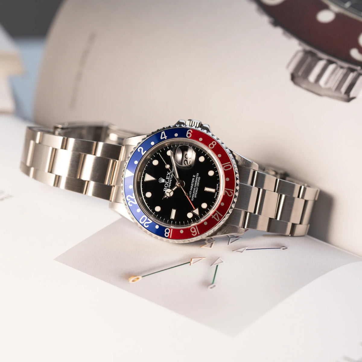 Fotografie der Rolex GMT-Master II 16710 aus 2007 mit blau-roter Pepsi-Lünette mit kräftigen Farbtönen