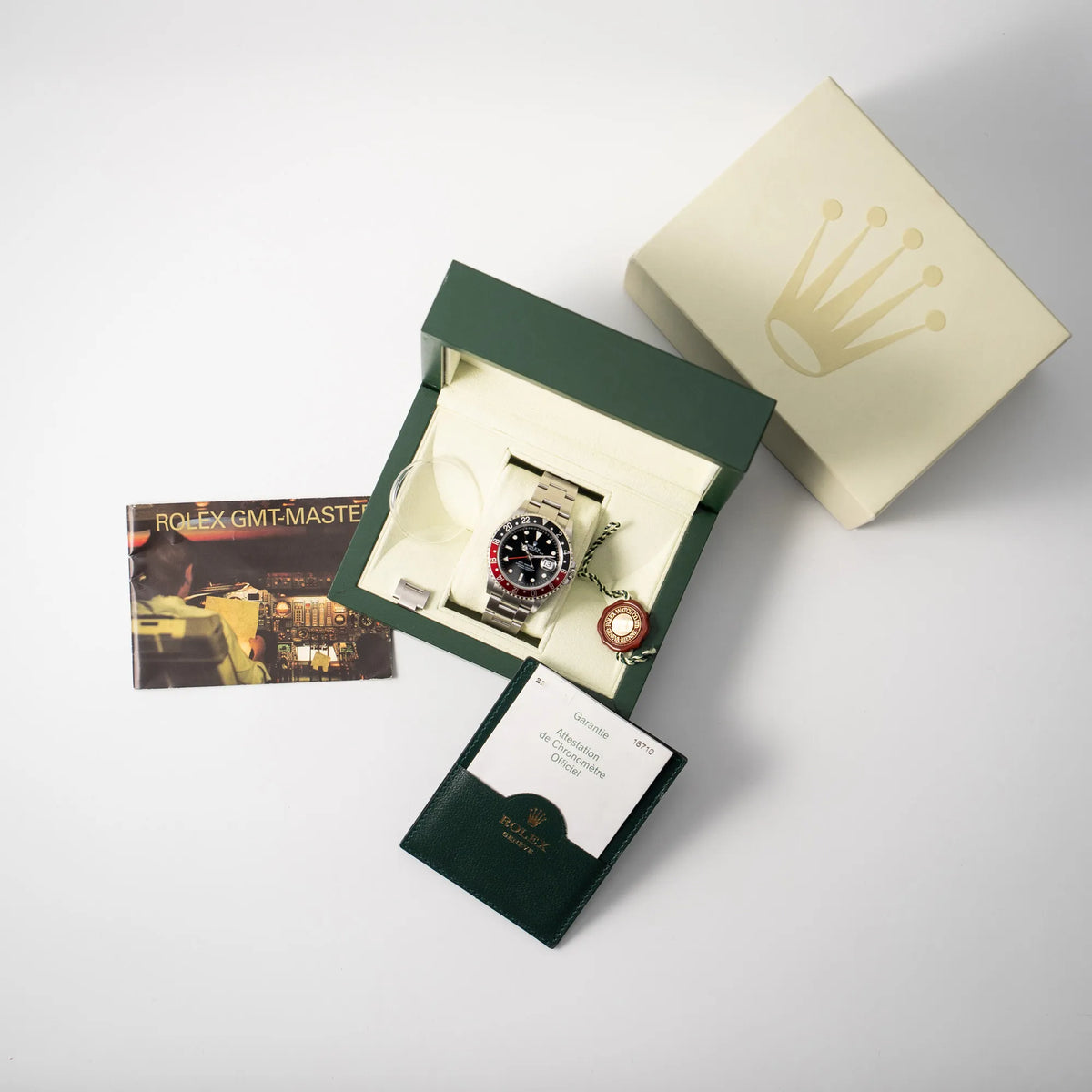 Rolex GMT-Master II der Referenz 16710 mit der schwarz-roten "Coke"-Lünette aus 2007 mit dem "No-Hole"-Uhrengehäuse zusammen mit dem Lieferumfang bestehend aus Box mit Umkarton & Papieren, Hangtag, Booklet und Lünettenschutz