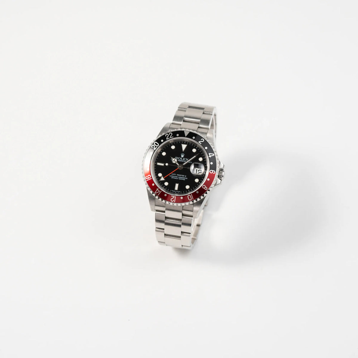 Leicht schräge Ansicht der Rolex GMT-Master II der Referenz 16710 mit der schwarz-roten "Coke"-Lünette aus 2007 mit dem "No-Hole"-Uhrengehäuse
