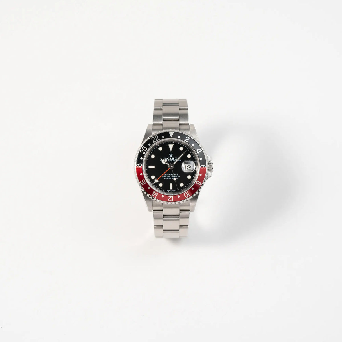 Frontale Ansicht der Rolex GMT-Master II der Referenz 16710 mit der schwarz-roten "Coke"-Lünette aus 2007 mit dem "No-Hole"-Uhrengehäuse