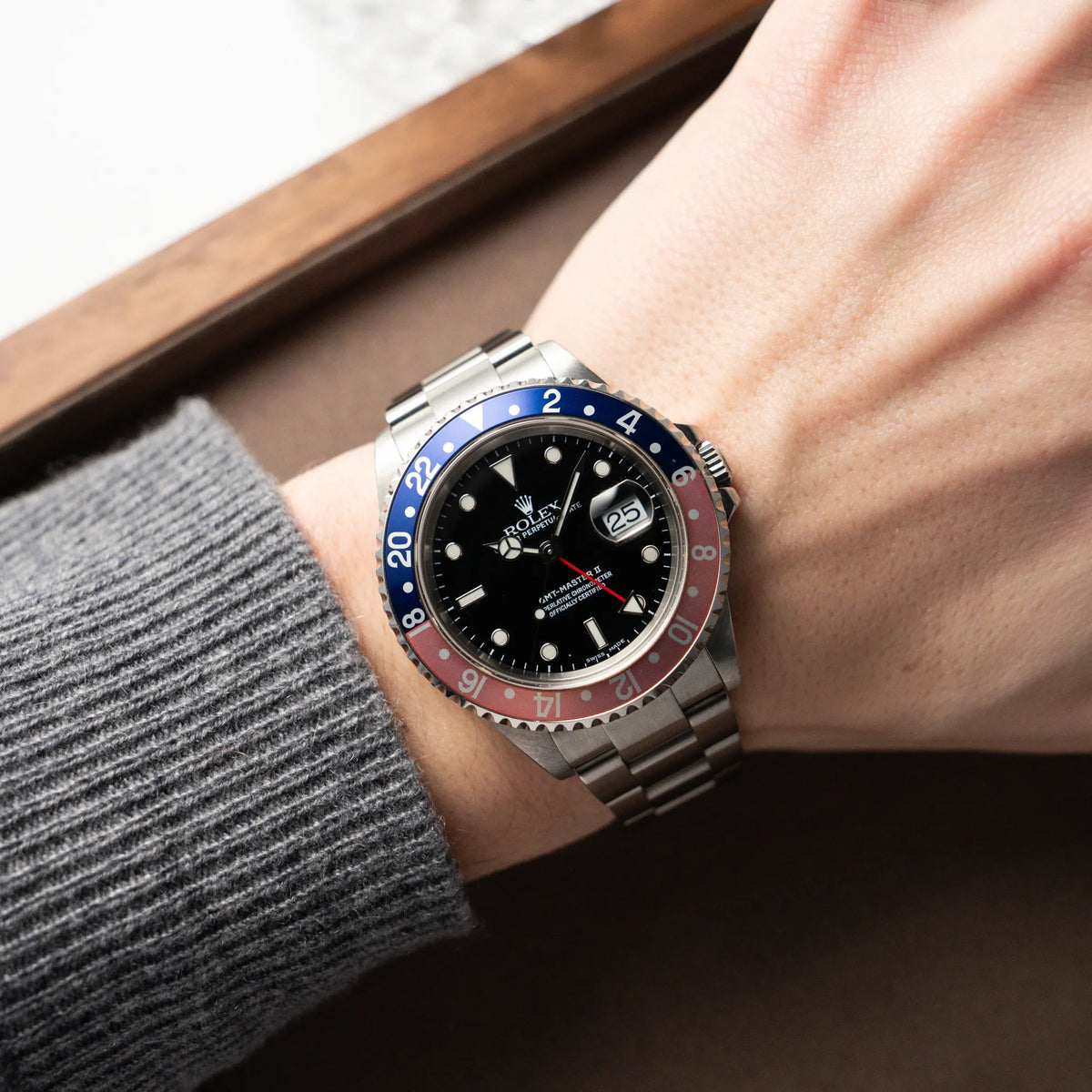Frontale Ansicht der Rolex GMT-Master 2 der Referenz 16710 mit der blau-roten Pepsi Lünette, die einen wunderschönen verblichenen Raspberry-Farbton