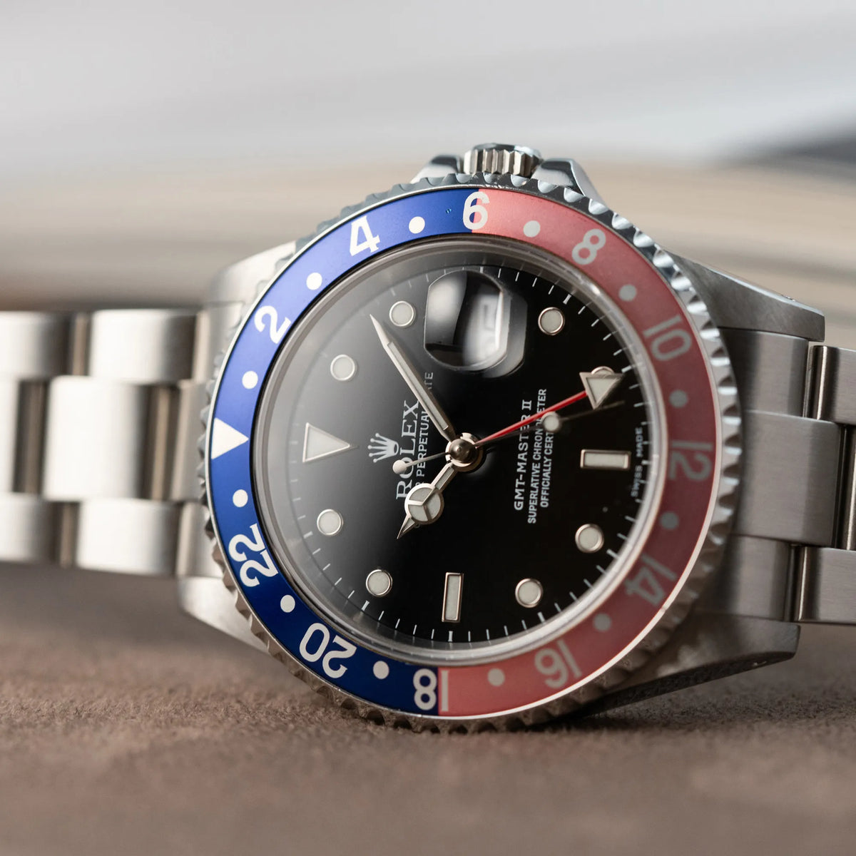 Produktfotografie der Rolex GMT-Master 2 der Referenz 16710 mit der blau-roten Pepsi Lünette, die einen wunderschönen verblichenen Raspberry-Farbton