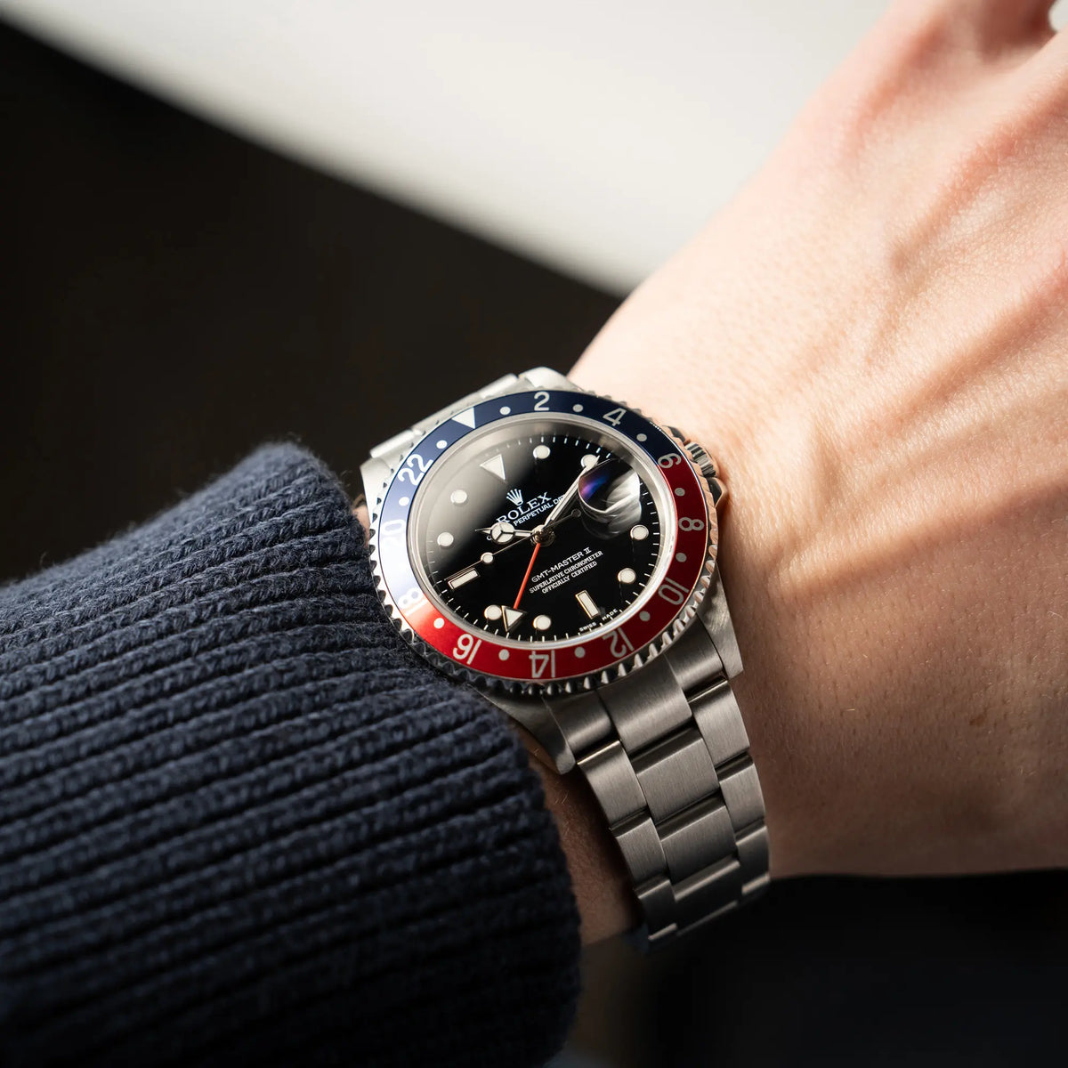 Rolex GMT-Master II Pepsi der Referenz 16710 mit der blau-roten Aluminium-Lünette an einem Männerhandgelenk