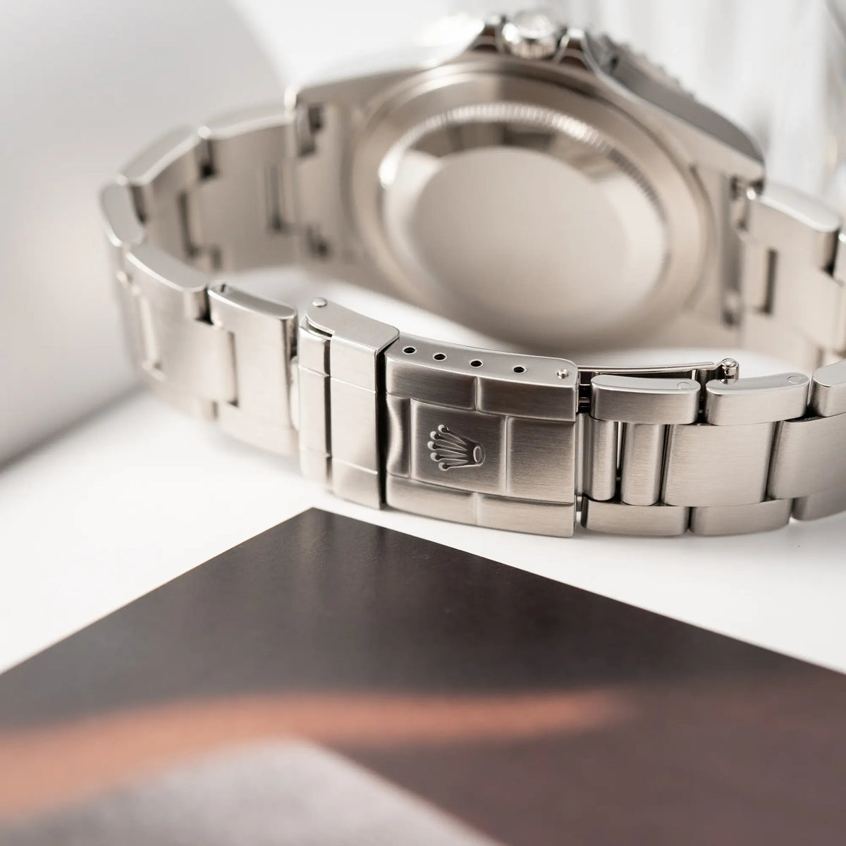 Produktfotografie der Oyster-Faltschliesse der Rolex GMT-Master II Pepsi der Referenz 16710 mit der blau-roten Aluminium-Lünette