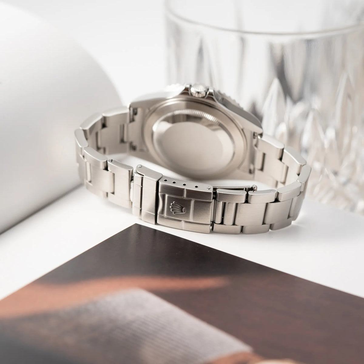 Produktfotografie der Rolex GMT-Master II Pepsi der Referenz 16710 mit der blau-roten Aluminium-Lünette zeigt das Oyster-Band und die Schliesse
