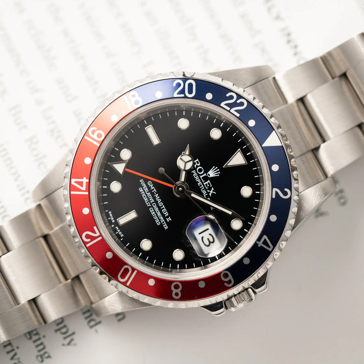 Nahaufnahme der Rolex GMT-Master II Pepsi der Referenz 16710 mit der blau-roten Aluminium-Lünette