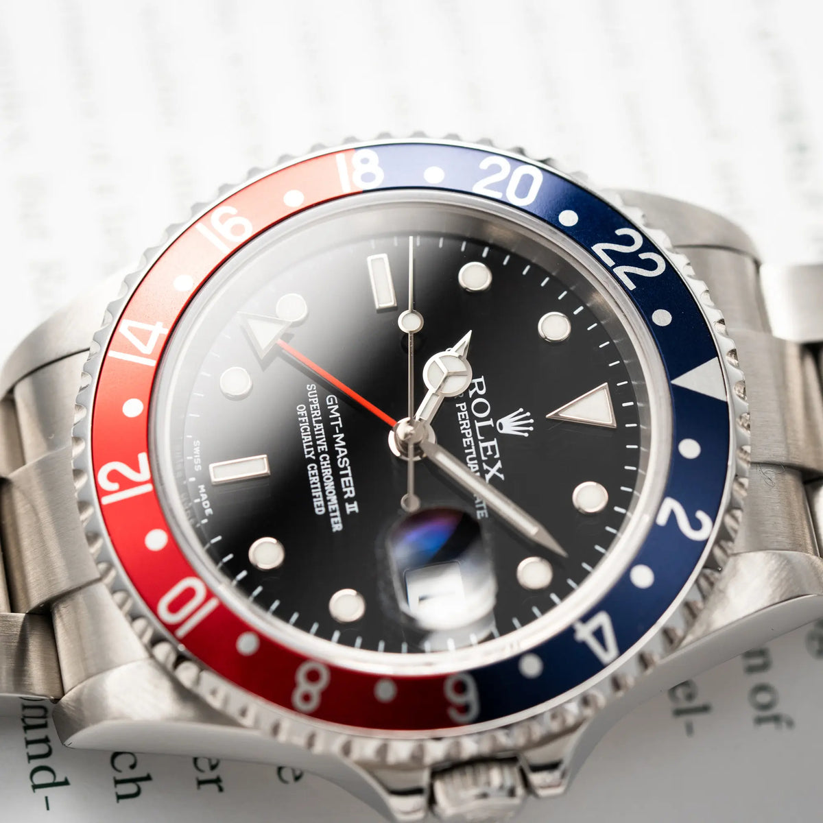 Uhrenkopf der Rolex GMT-Master II Pepsi der Referenz 16710 mit der blau-roten Aluminium-Lünette