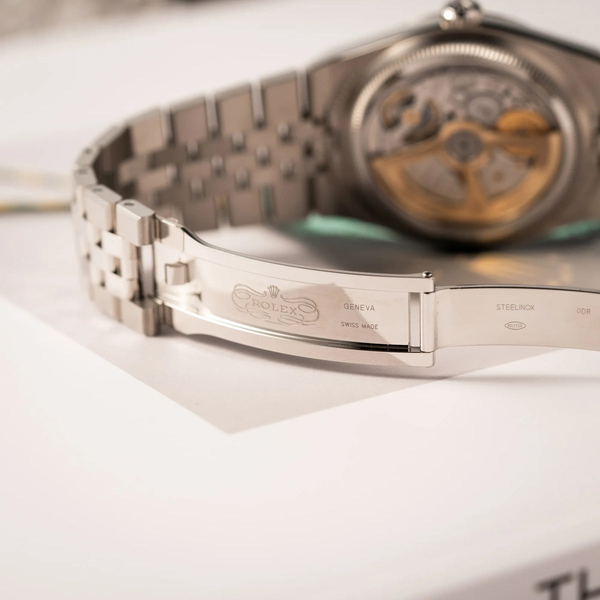 Stempel im Inneren der Faltschliesse von der Rolex Land-Dweller 40 der Referenz 127334 im neuwertigen Zustand mit dem weißen Zifferblatt in Waben-Struktur am neuen Flat-Jubilee-Armband