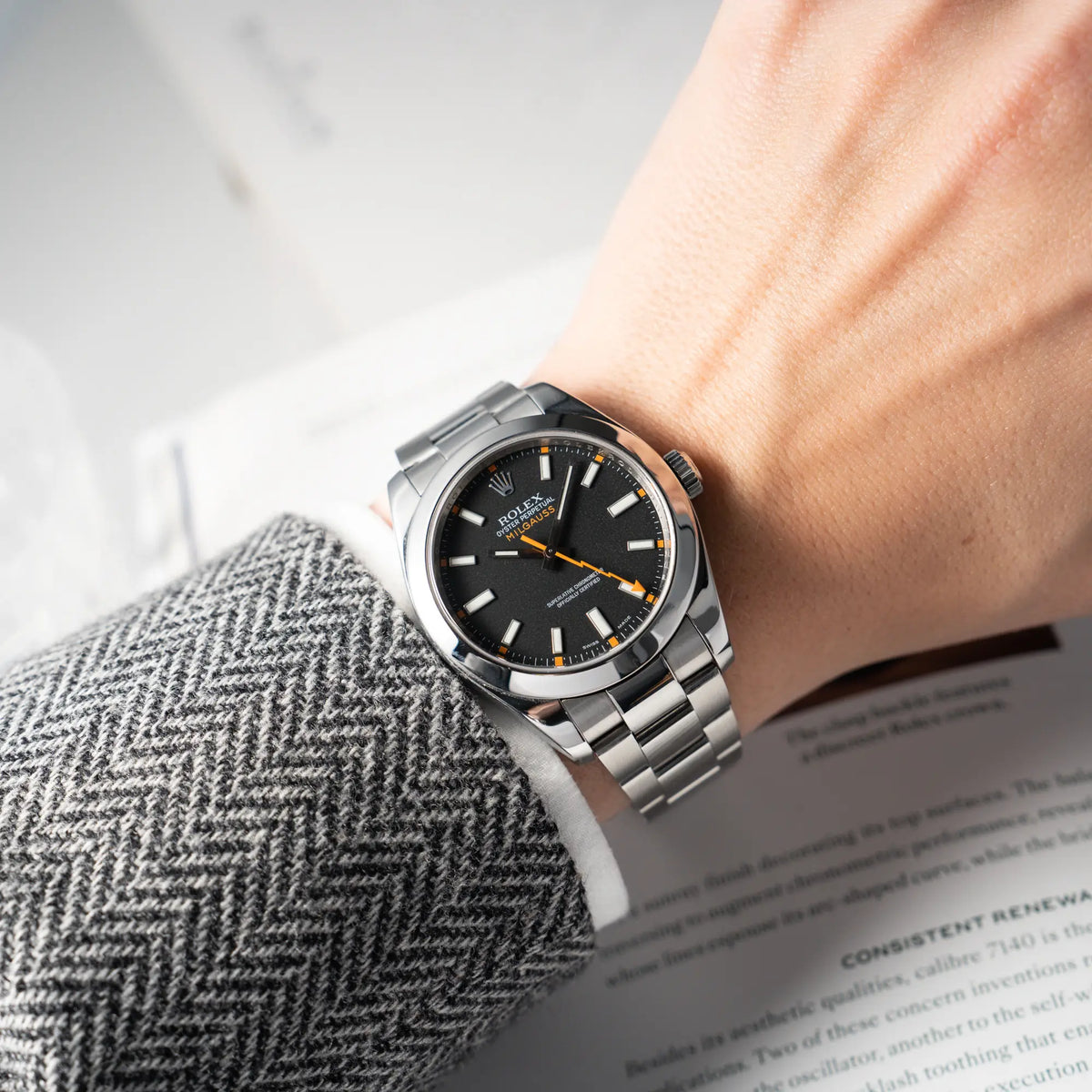 Wristshot mit der Rolex Milgauss der Referenz 116400 mit schwarzem Zifferblatt und orangen Akzenten