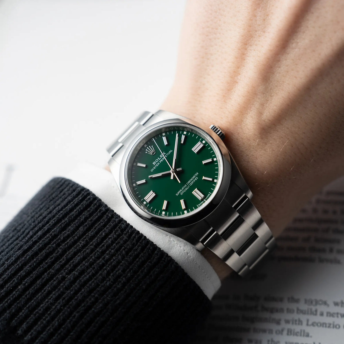 Mann trägt die Rolex Oyster Perpetual in 36mm mit dem grünen Zifferblatt an seinem Handgelenk