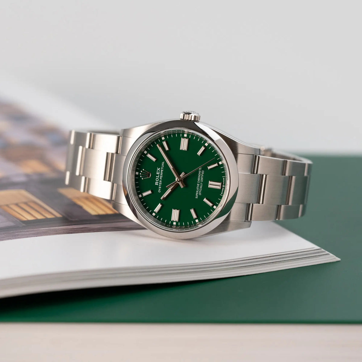 Produktfotografie der der Rolex Oyster Perpetual in 36mm mit dem grünen Zifferblatt