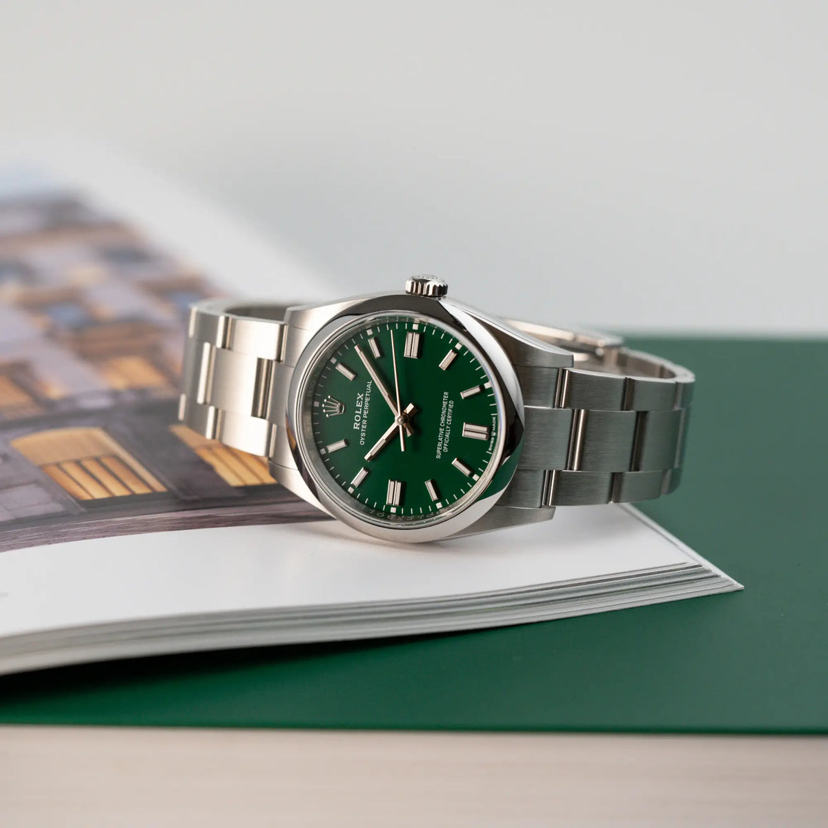Produktfotografie der Rolex Oyster Perpetual in 36mm mit dem grünen Zifferblatt