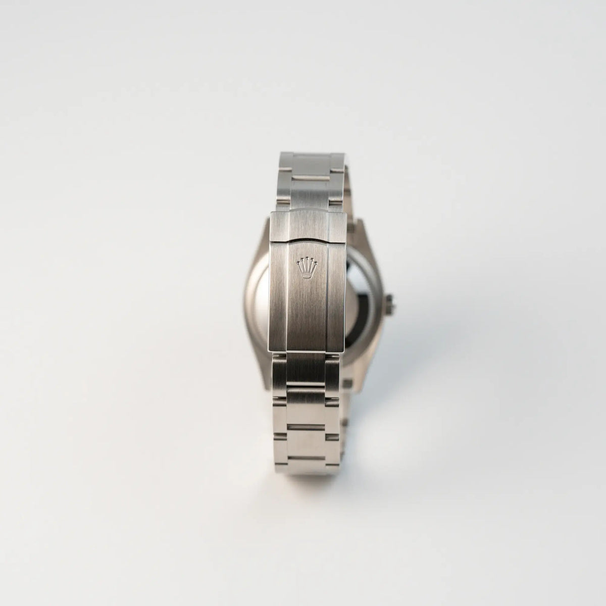 Rückseite der der Rolex Oyster Perpetual in 36mm mit dem grünen Zifferblatt mit Blick auf das Stahlband und die Faltschliesse