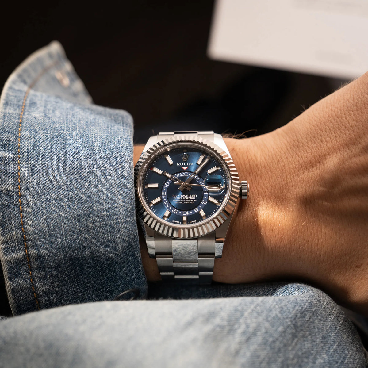 Wristshot mit der Jahreskalender Rolex Sky-Dweller der Referenz 326934 mit blauem Zifferblatt am Oyster-Stahlband an einem Männerhandgelenk