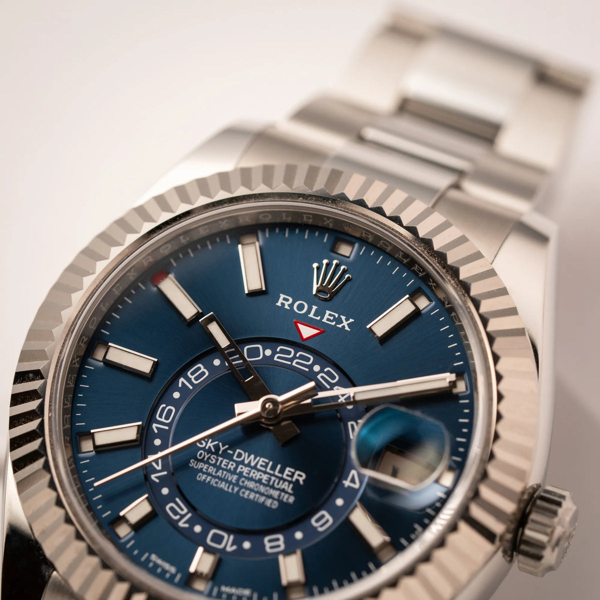 Detailaufnahme des Jahreskalenders Rolex Sky-Dweller der Referenz 326934 mit blauem Zifferblatt am Oyster-Stahlband