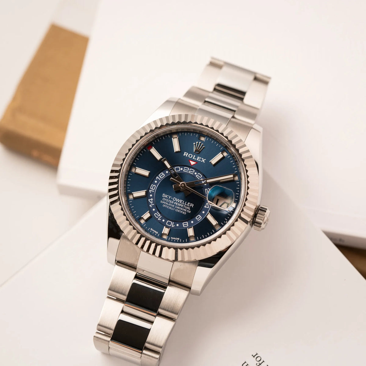 Produktfotografie des Jahreskalender Rolex Sky-Dweller der Referenz 326934 mit blauem Zifferblatt am Oyster-Stahlband