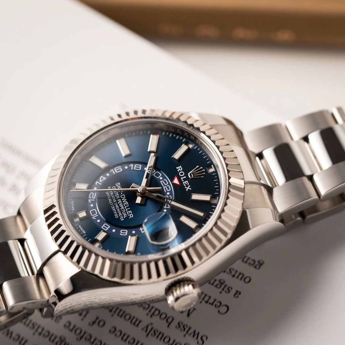 Detailfotografie des Jahreskalenders Rolex Sky-Dweller der Referenz 326934 mit blauem Zifferblatt am Oyster-Stahlband