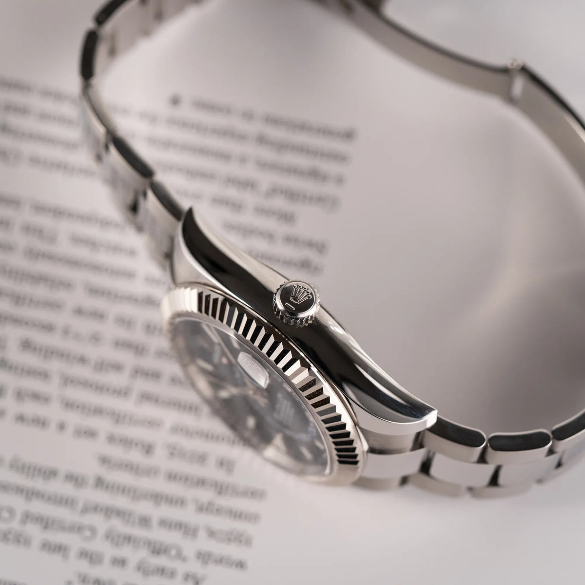 Seitliche Gehäuseflanke mit Blick auf die Aufzugskrone des Jahreskalenders Rolex Sky-Dweller der Referenz 326934 mit blauem Zifferblatt am Oyster-Stahlband