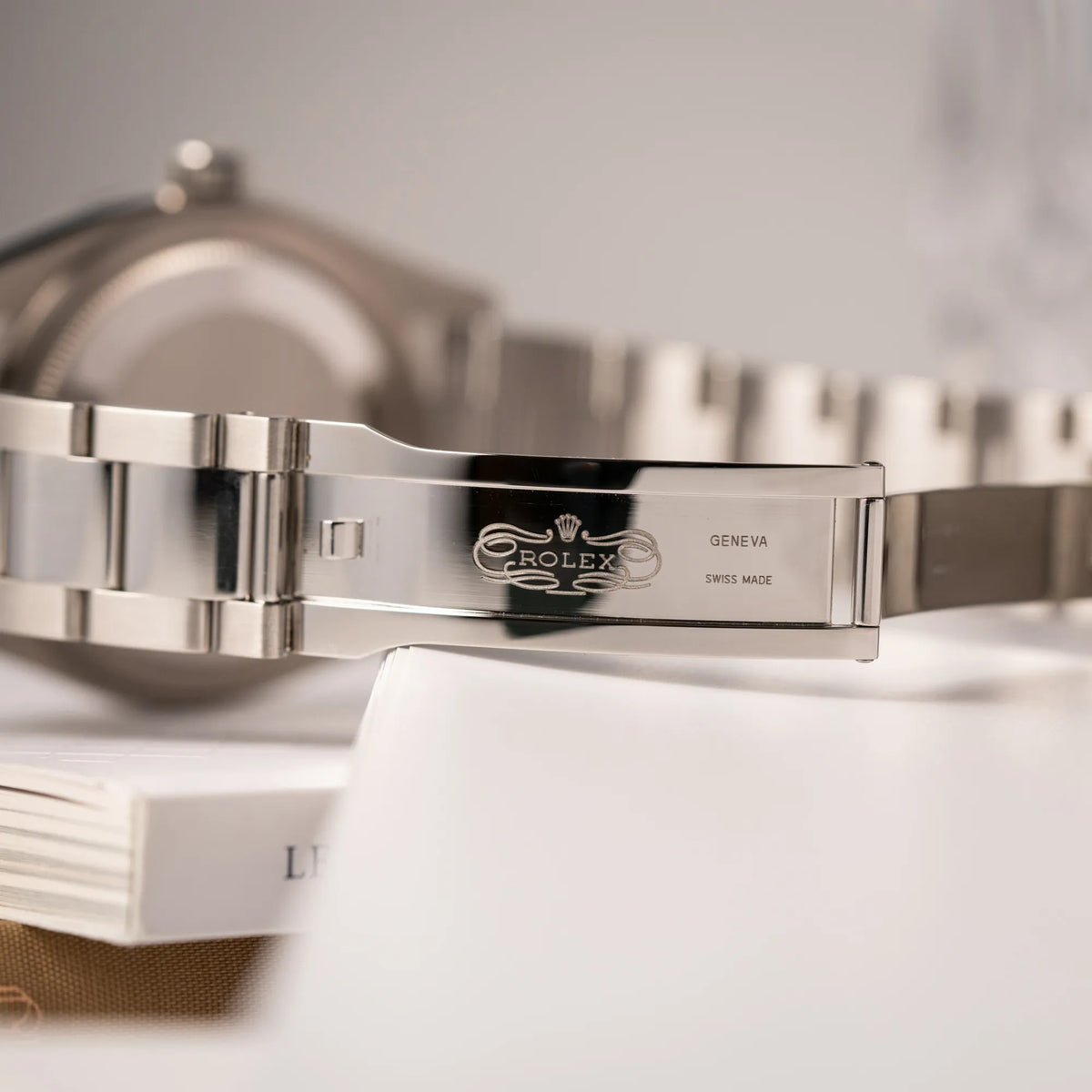 Klassiches Rolex Logo im Inneren der Oyster-Faltschliesse des Jahreskalender Rolex Sky-Dweller der Referenz 326934 mit blauem Zifferblatt am Oyster-Stahlband