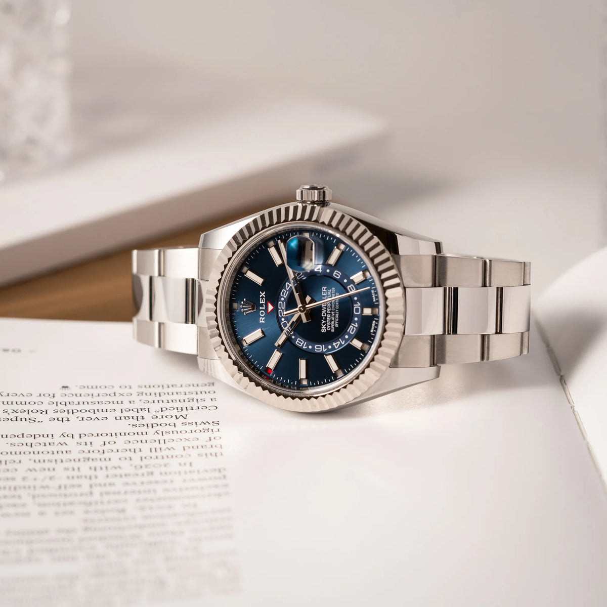 Detailaufnahme des seitlich auf dem Uhrengehäuse liegenden Jahreskalenders Rolex Sky-Dweller der Referenz 326934 mit blauem Zifferblatt am Oyster-Stahlband