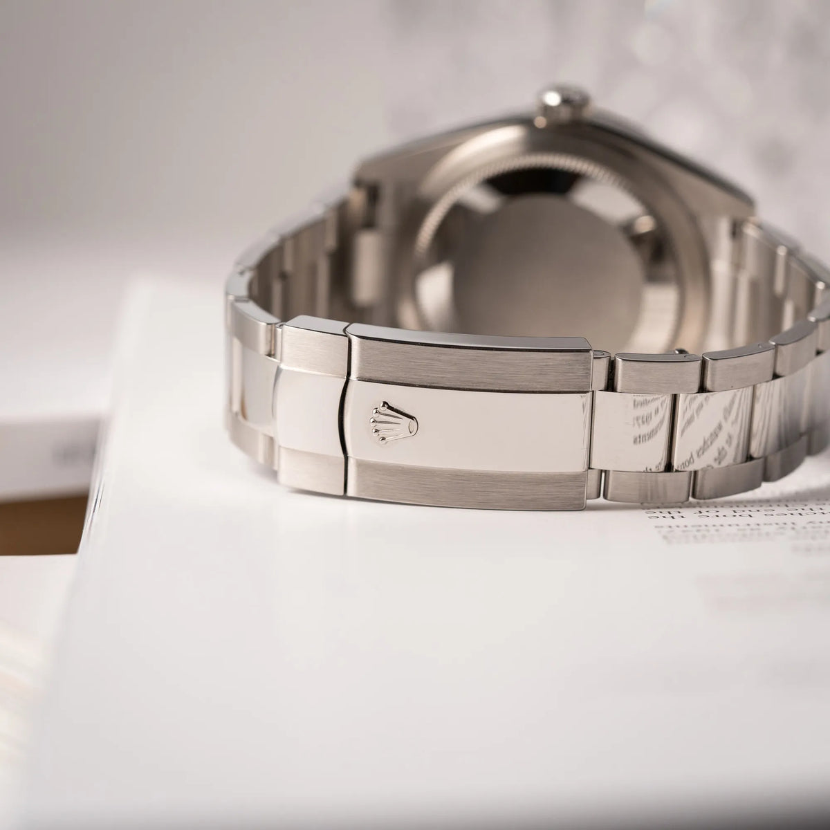 Detailaufnahme der Oyster-Schliesse des Jahreskalenders Rolex Sky-Dweller der Referenz 326934 mit blauem Zifferblatt am Oyster-Stahlband
