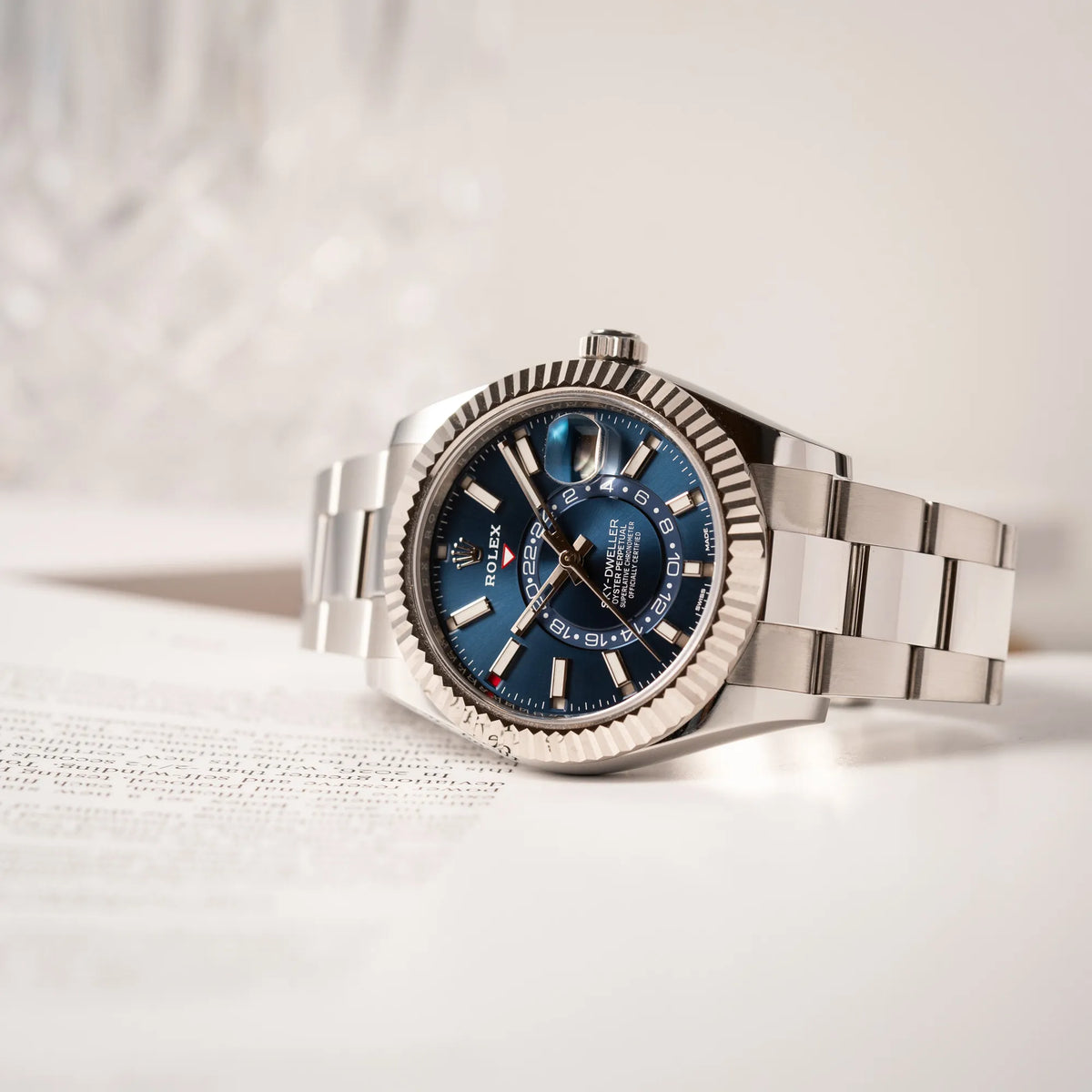 Jahreskalender Rolex Sky-Dweller der Referenz 326934 mit blauem Zifferblatt am Oyster-Stahlband