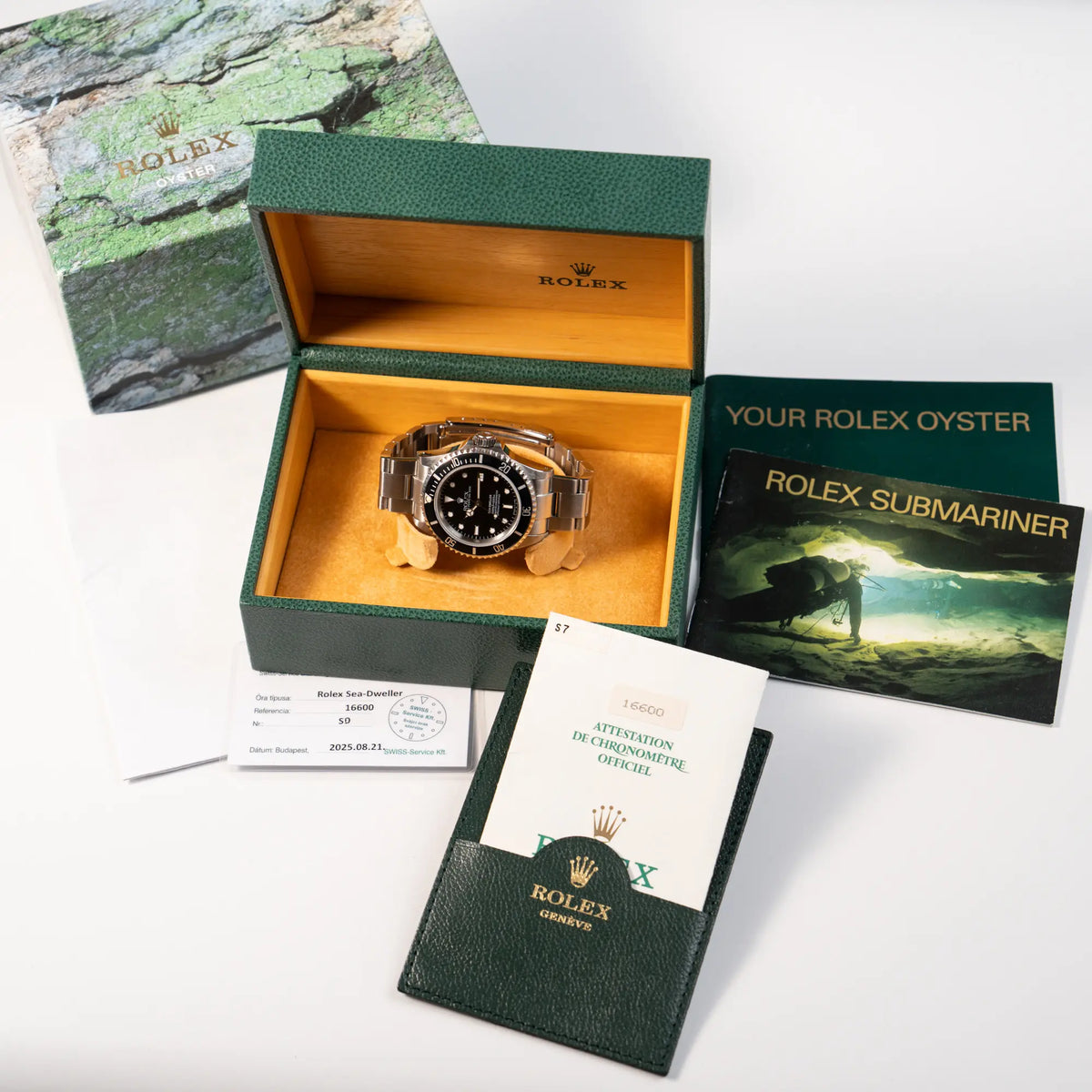 Rolex Sea-Dweller 4000 der Referenz 16600 mit 40mm-Oyster-Gehäuse und schwarzer Aluminium-Lünetten-Inlay zusammen mit dem Lieferumfang, betsehend aus Box, Umkarton, originale Papiere, Booklets und einen Nachweis über dem letzten Service