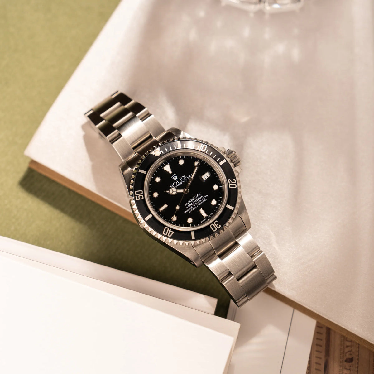 Produktfotografie als Titelbild für die Rolex Sea-Dweller 4000 der Referenz 16600 mit 40mm-Oyster-Gehäuse und schwarzer Aluminium-Lünetten-Inlay