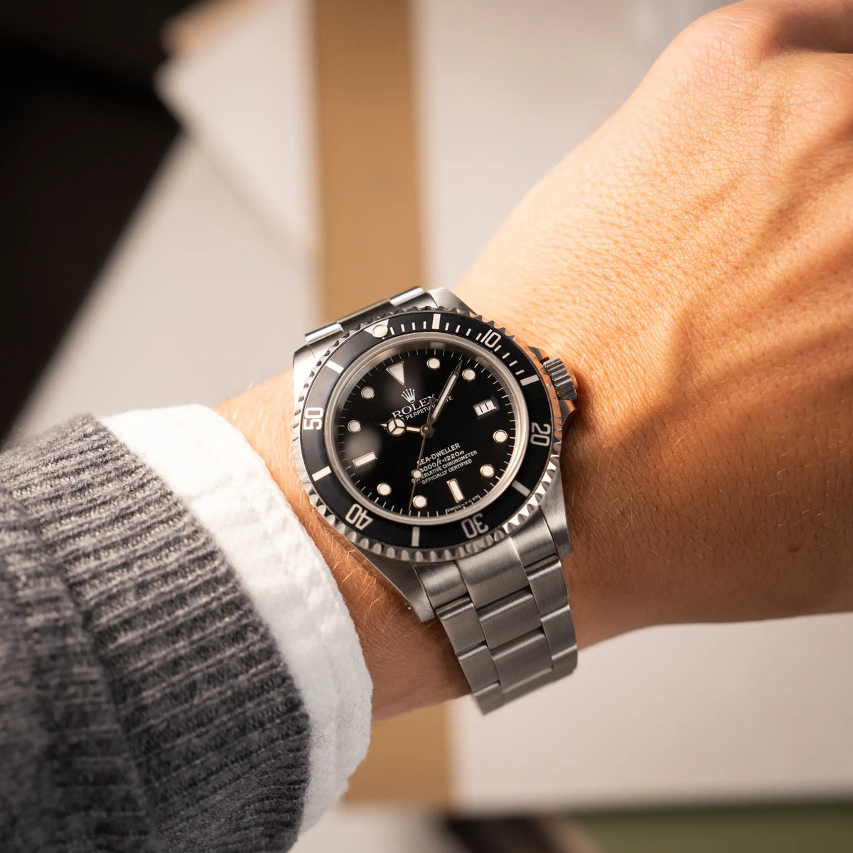 Wristshot mit der Rolex Sea-Dweller 4000 der Referenz 16600 mit 40mm-Oyster-Gehäuse und schwarzer Aluminium-Lünetten-Inlay