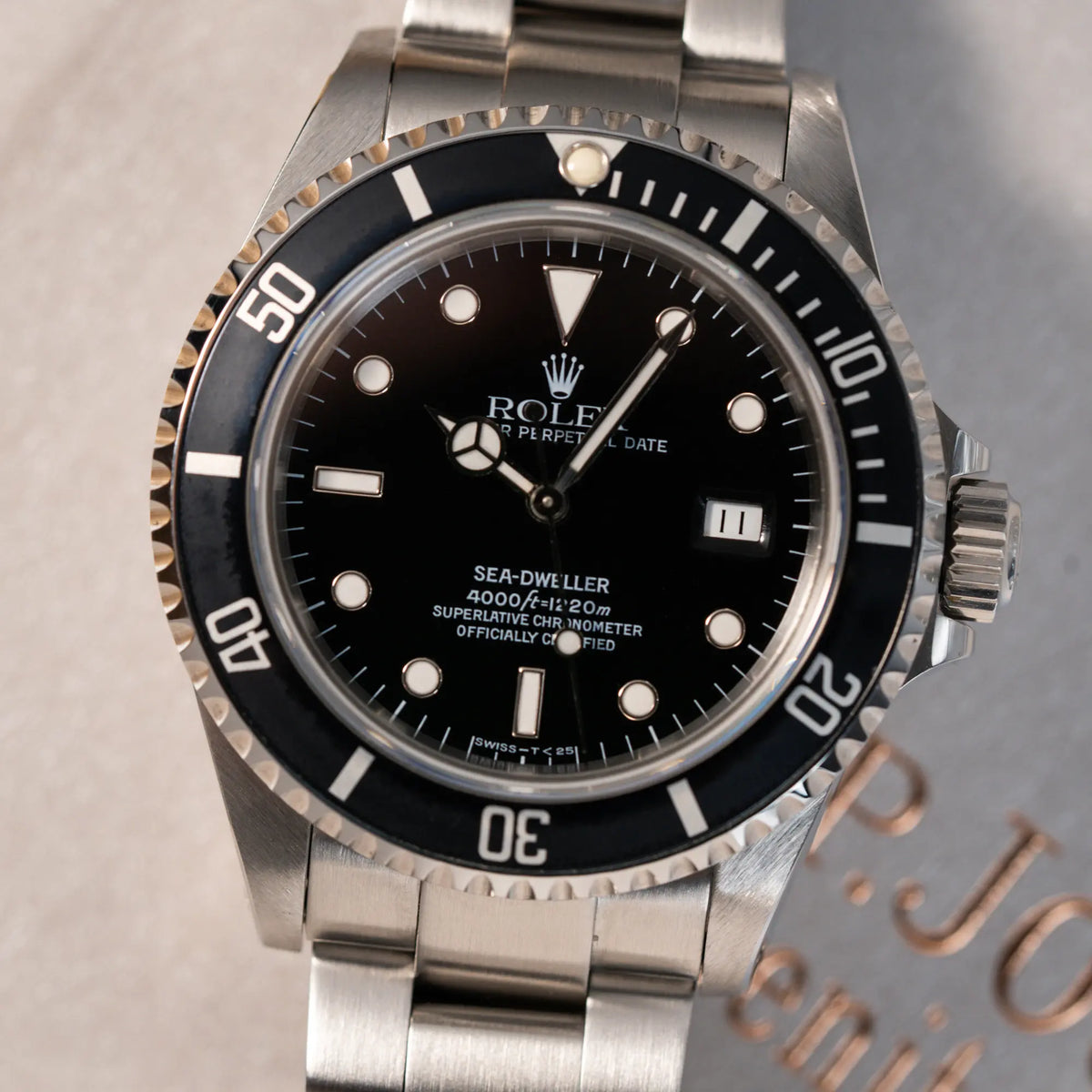 Detailaufnahme der Rolex Sea-Dweller 4000 der Referenz 16600 mit 40mm-Oyster-Gehäuse und schwarzer Aluminium-Lünetten-Inlay