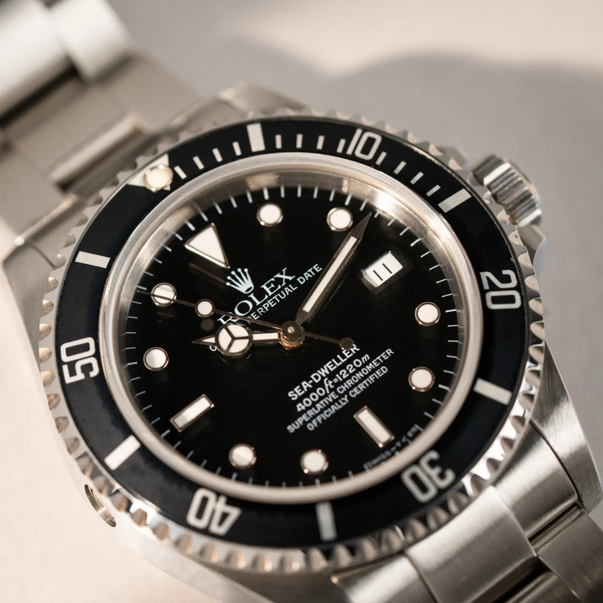 Detailaufnahme des Zifferblatts der Rolex Sea-Dweller 4000 der Referenz 16600 mit 40mm-Oyster-Gehäuse und schwarzer Aluminium-Lünetten-Inlay
