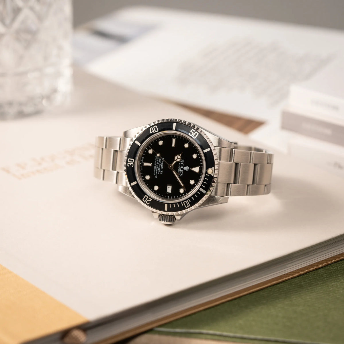 Seitlich auf der Aufzugskrone liegende Rolex Sea-Dweller 4000 der Referenz 16600 mit 40mm-Oyster-Gehäuse und schwarzer Aluminium-Lünetten-Inlay