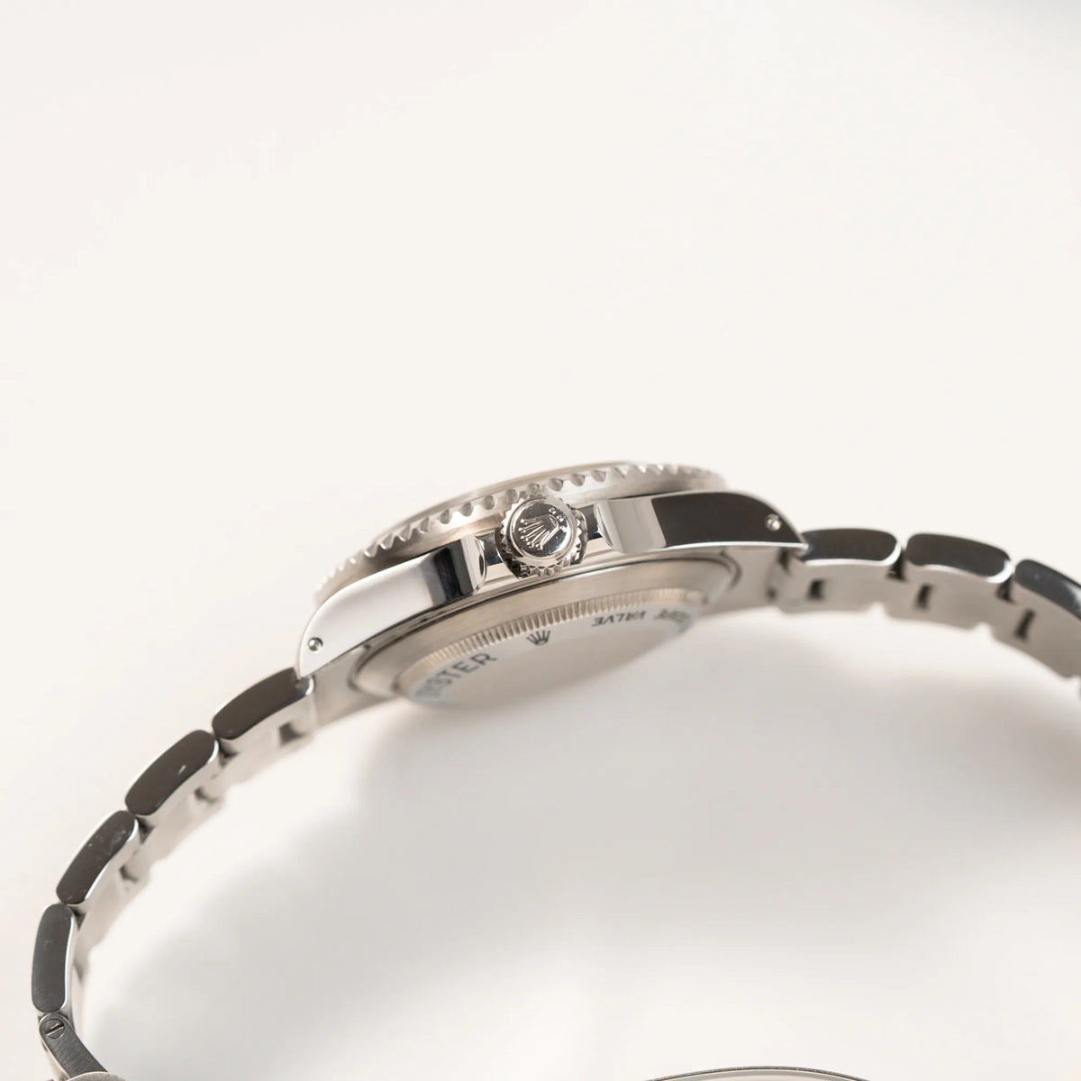 Seitliches Gehäuse mit Blick auf die Aufzugskrone der Rolex Sea-Dweller 4000 der Referenz 16600 mit 40mm-Oyster-Gehäuse und schwarzer Aluminium-Lünetten-Inlay