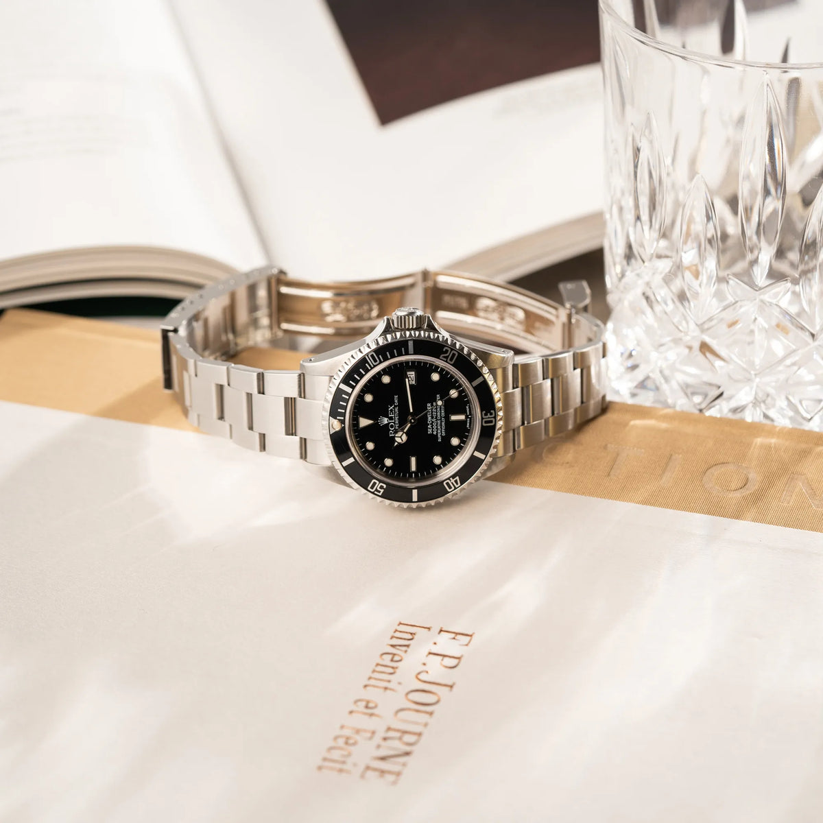Produktfotografie der Rolex Sea-Dweller 4000 der Referenz 16600 mit der klassischen schwarzen Aluminium-Lünette aus Dezember 2002