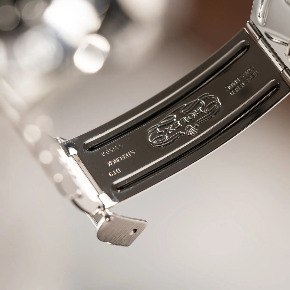 Stempel im Inneren der Schliesse von der Rolex Sea-Dweller 4000 der Referenz 16600 mit der klassischen schwarzen Aluminium-Lünette aus Dezember 2002