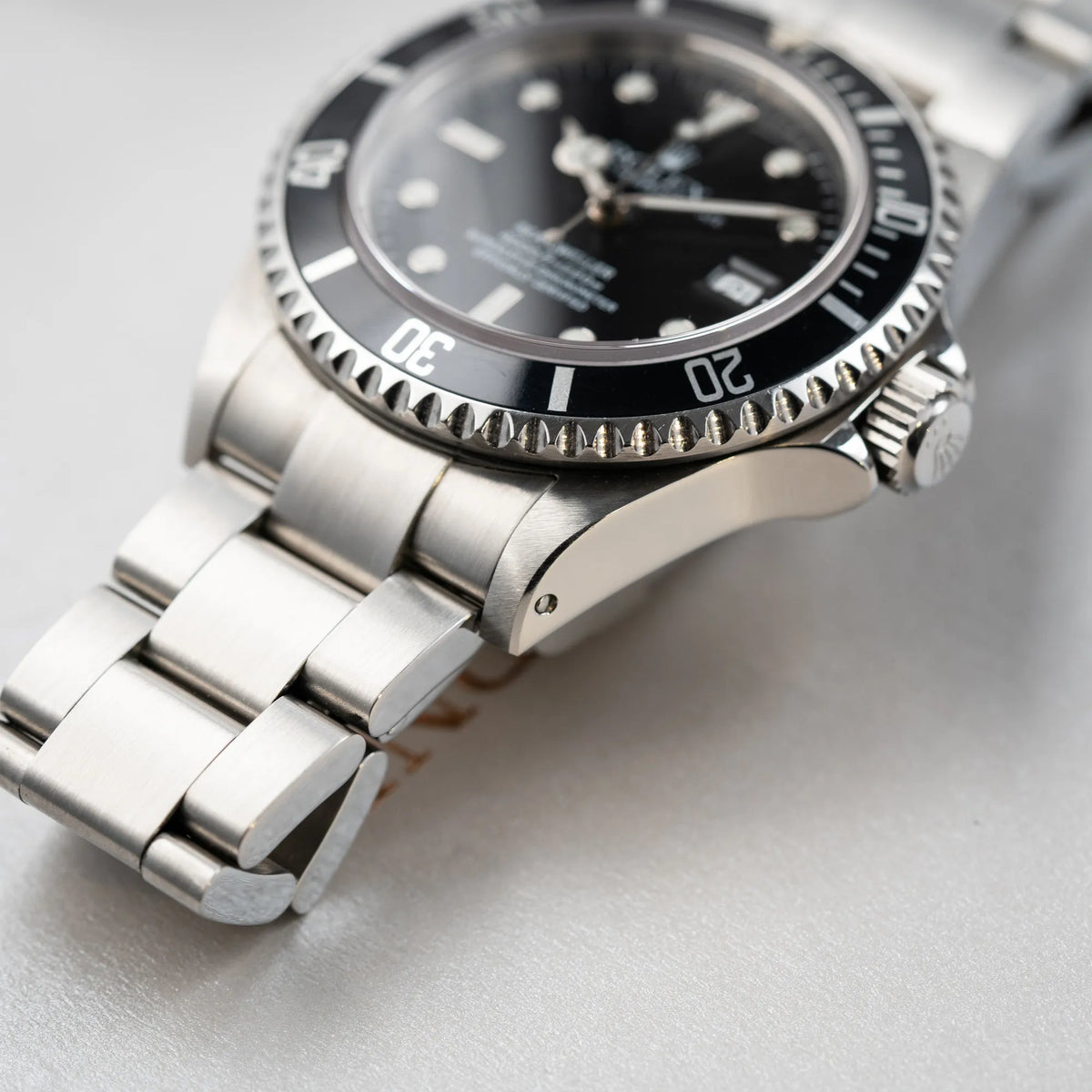 Produktfotografie der Rolex Sea-Dweller 4000 der Referenz 16600 mit der klassischen schwarzen Aluminium-Lünette aus Dezember 2002 mit Fokus auf dem Bandanstoß