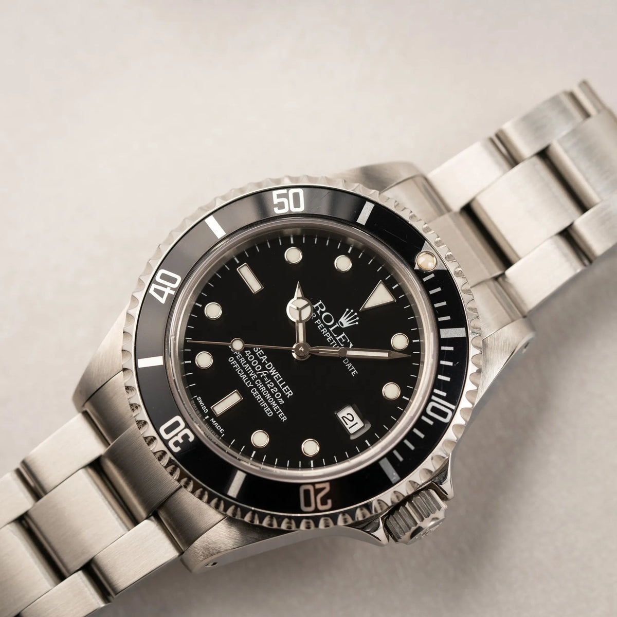 Detailaufnahme der Rolex Sea-Dweller 4000 der Referenz 16600 mit der klassischen schwarzen Aluminium-Lünette aus Dezember 2002