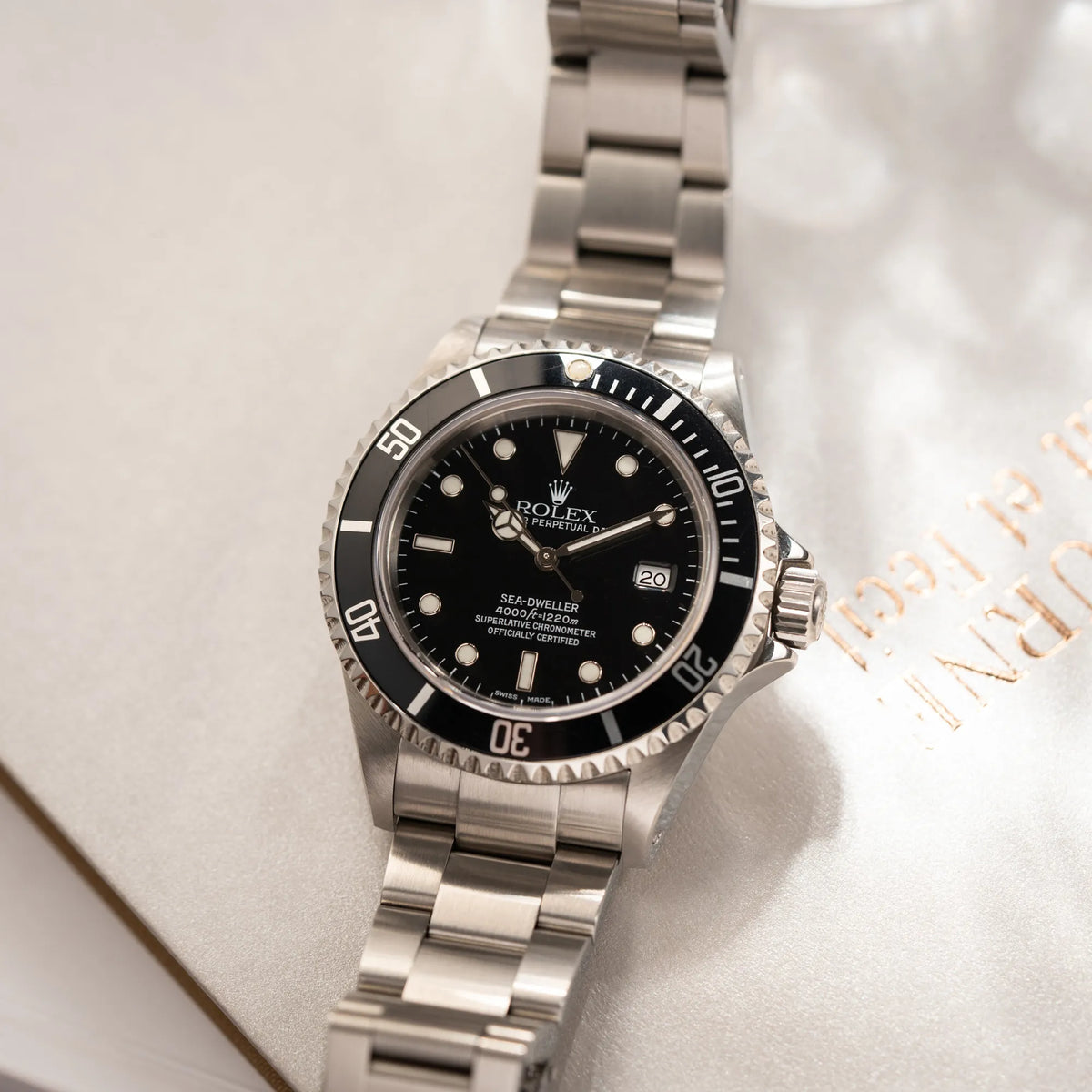 Produktfotografie als Titelbild für die Rolex Sea-Dweller 4000 der Referenz 16600 mit der klassischen schwarzen Aluminium-Lünette aus Dezember 2002