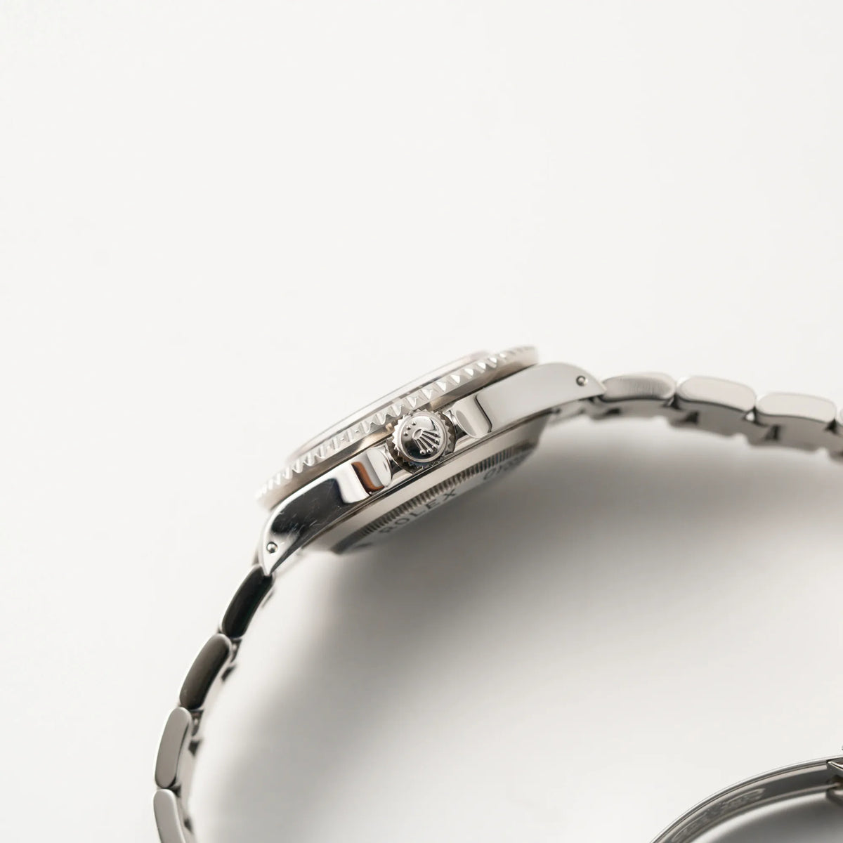 Seitliche Gehäuseflanke mit Blick auf die Aufzugskrone der Rolex Sea-Dweller 4000 der Referenz 16600 mit der klassischen schwarzen Aluminium-Lünette aus Dezember 2002
