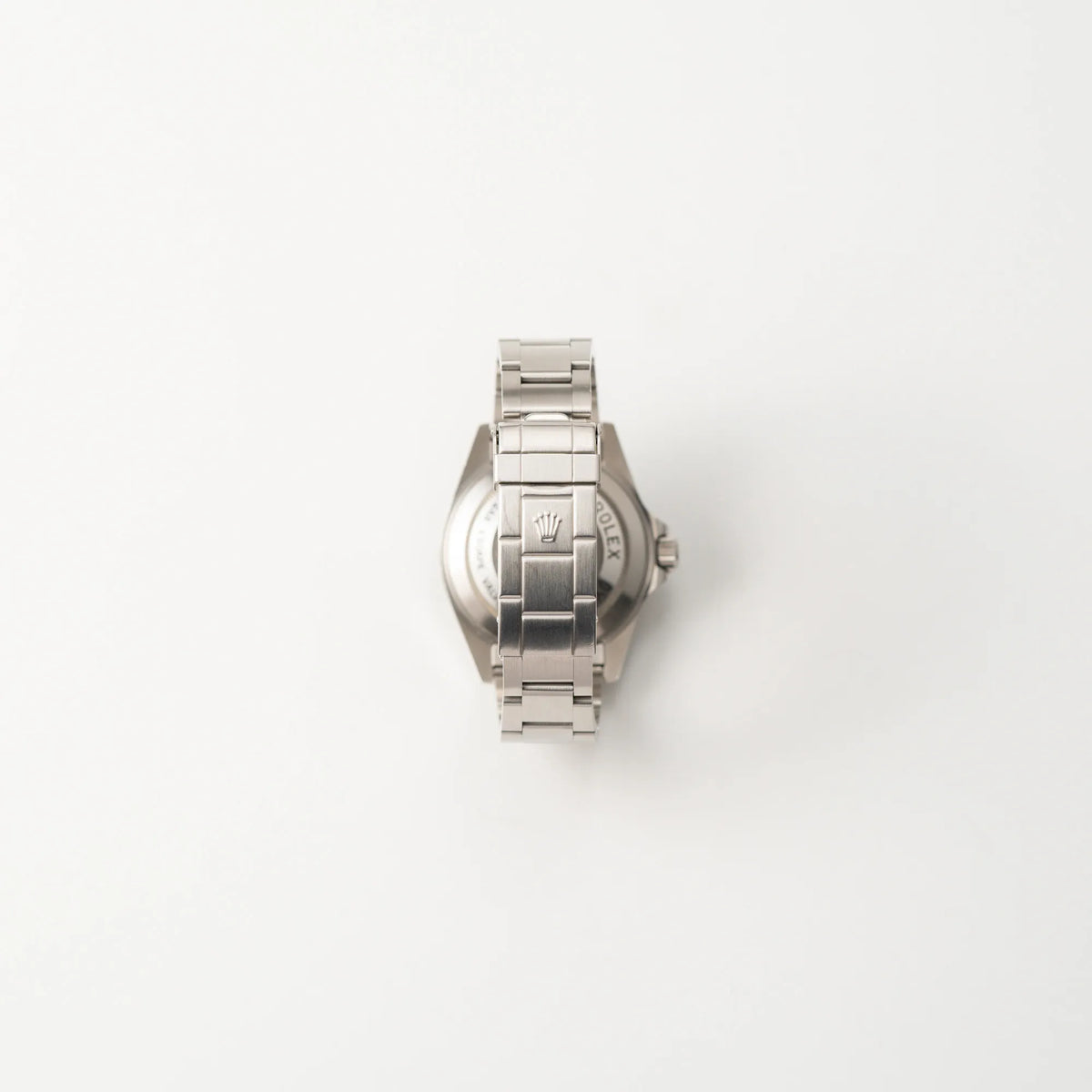 Blick auf das Oyster-Stahlband der Rolex Sea-Dweller 4000 der Referenz 16600 mit der klassischen schwarzen Aluminium-Lünette aus Dezember 2002