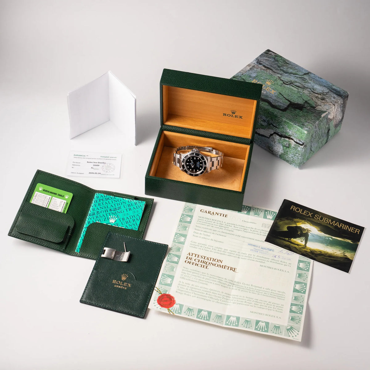 Lieferumfang zu der Rolex Sea-Dweller 4000 der Referenz 16600 mit schwarzem Blatt und schwarzer Aluminium-Lünette, bestehend aus Box mit Umkarton, originalen Papieren, Booklets, Rolex-Kalender und Service-Beleg