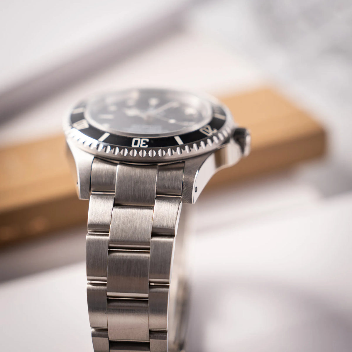 Detailaufnahme des Oyster-Stahlbands und des unteren Bandanstoßes der Rolex Sea-Dweller 4000 der Referenz 16600 mit schwarzem Blatt und schwarzer Aluminium-Lünette