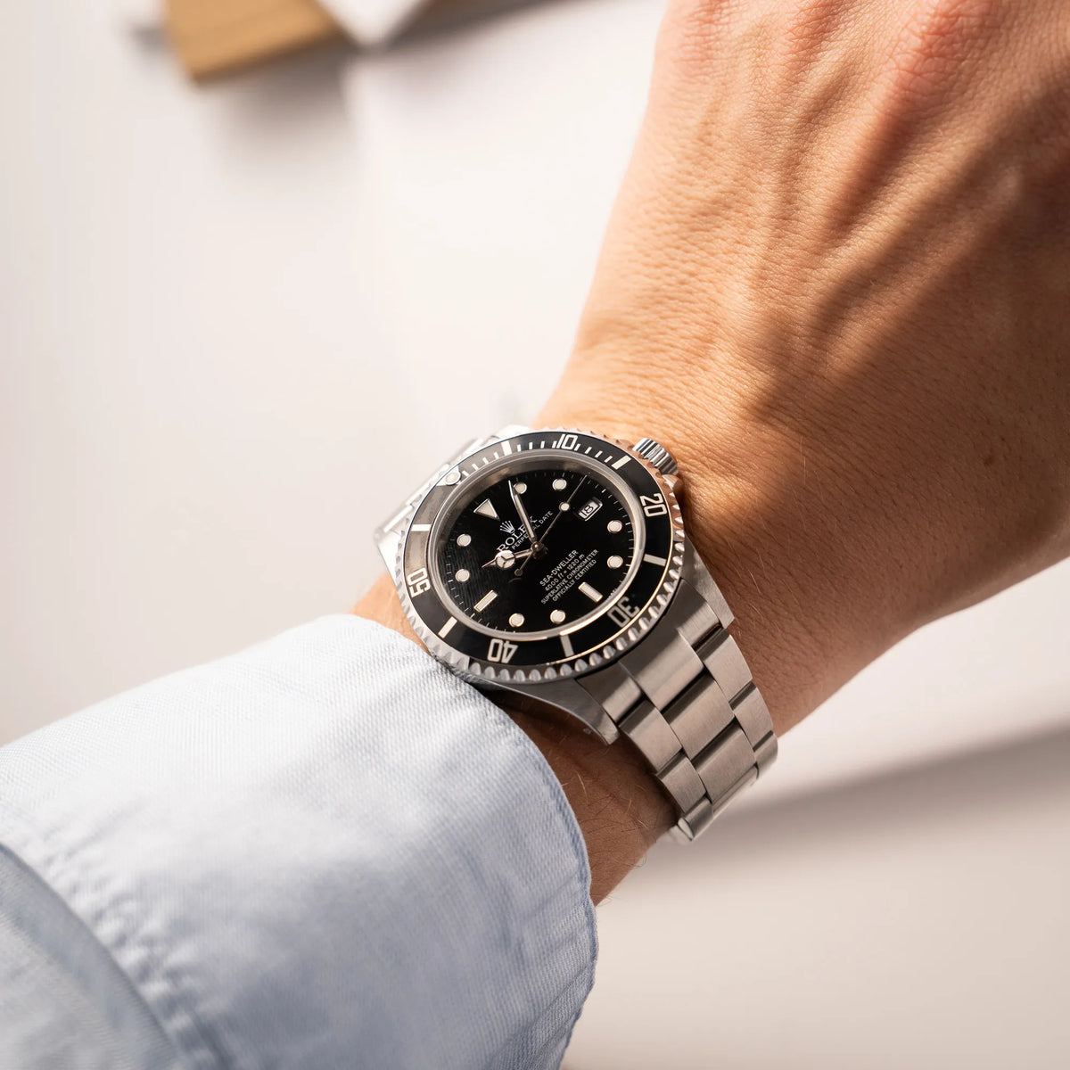 Wristshot mit der Rolex Sea-Dweller 4000 der Referenz 16600 mit schwarzem Blatt und schwarzer Aluminium-Lünette an einem Männerhandgelenk