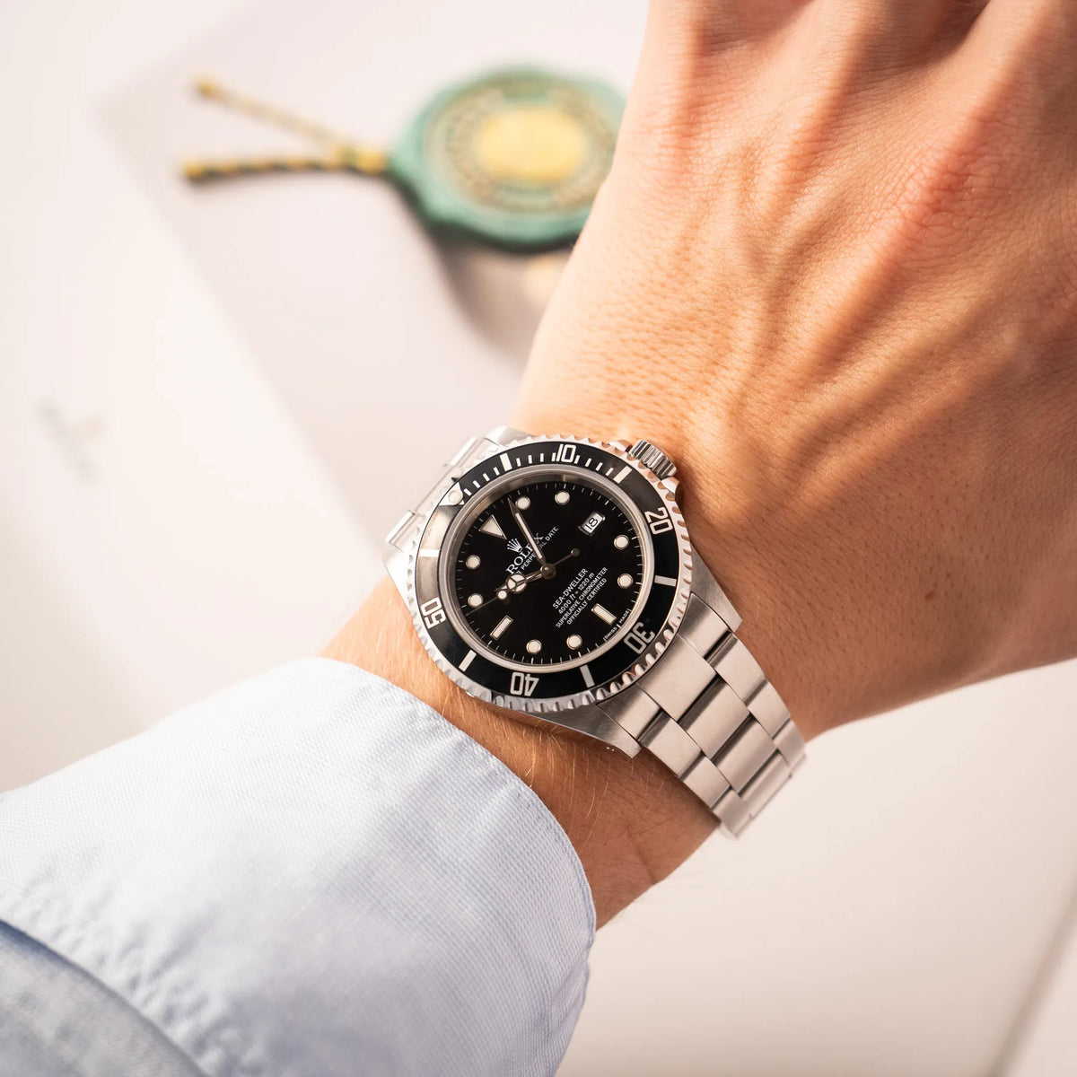 Wristshot mit der Rolex Sea-Dweller 4000 der Referenz 16600 mit schwarzem Blatt und schwarzer Aluminium-Lünette