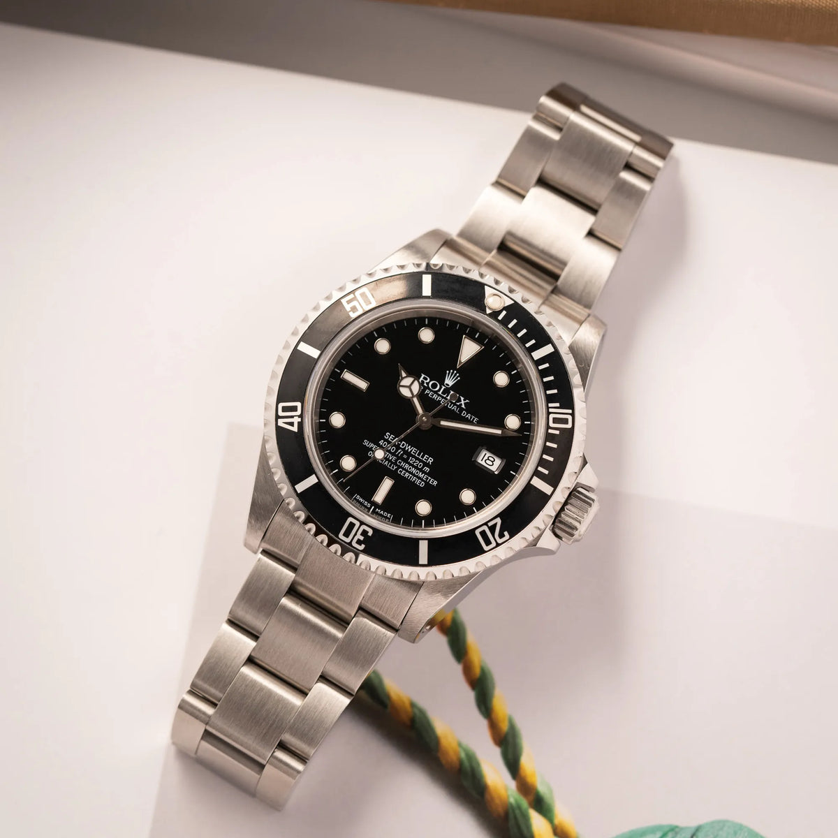 Produktfotografie der Rolex Sea-Dweller 4000 der Referenz 16600 mit schwarzem Blatt und schwarzer Aluminium-Lünette