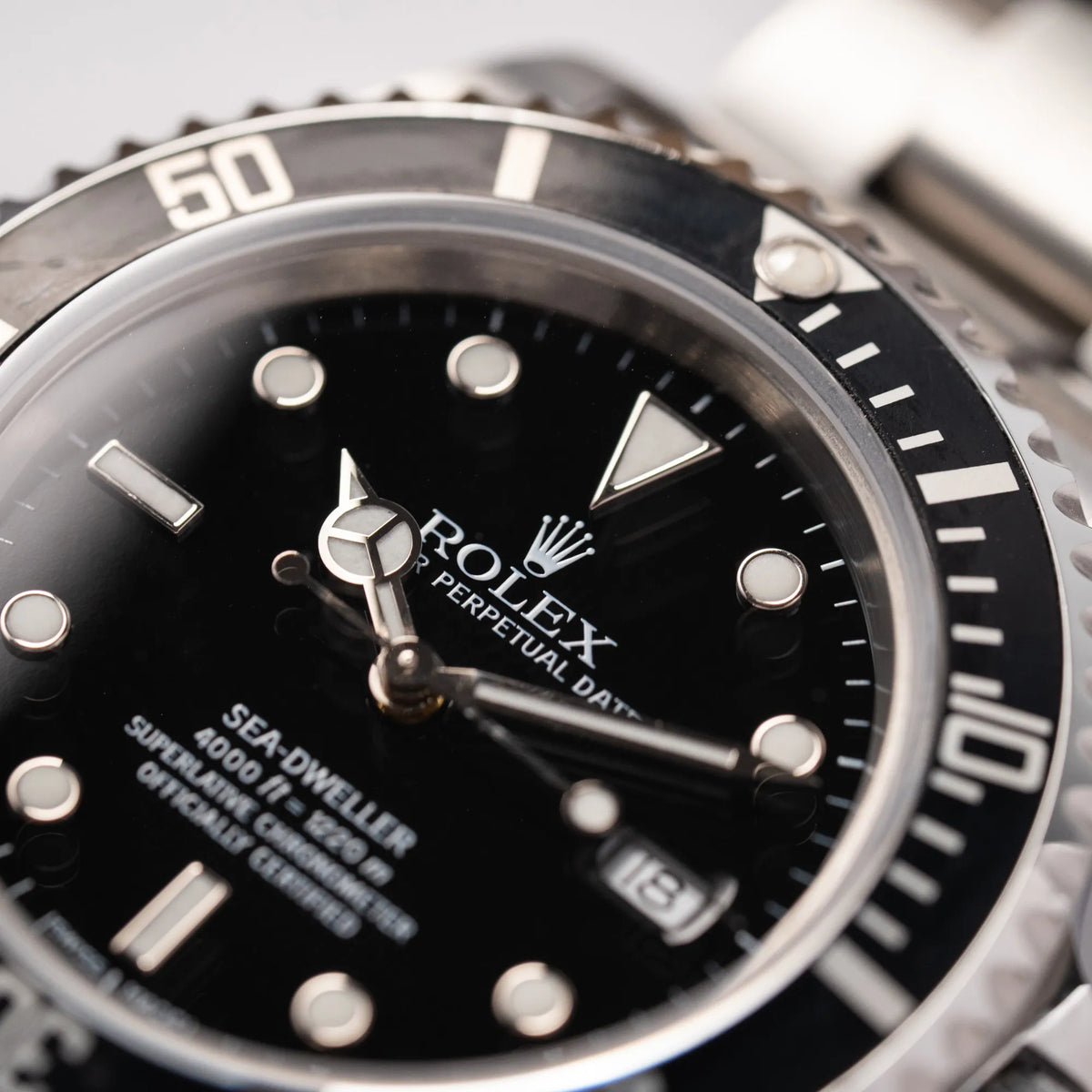 Detailaufnahme der Rolex Sea-Dweller 4000 der Referenz 16600 mit schwarzem Blatt und schwarzer Aluminium-Lünette