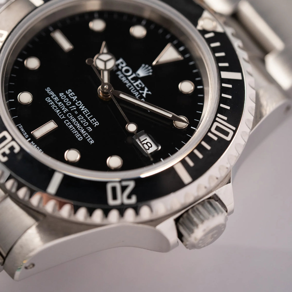 Detailaufnahme der Rolex Sea-Dweller 4000 der Referenz 16600 mit schwarzem Blatt und schwarzer Aluminium-Lünette mit Fokus auf dem Datumsfenster
