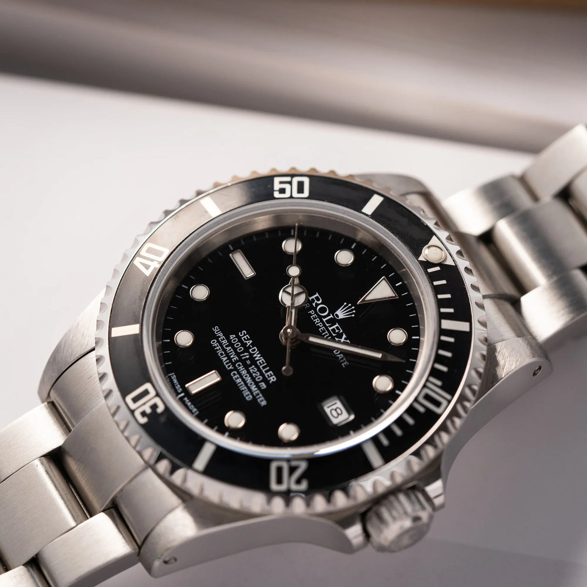 Produktfotografie zeigt den Uhrenkopf der Rolex Sea-Dweller 4000 der Referenz 16600 mit schwarzem Blatt und schwarzer Aluminium-Lünette