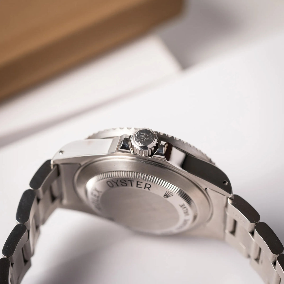 Produktfotografie der Rolex Sea-Dweller 4000 der Referenz 16600 mit schwarzem Blatt und schwarzer Aluminium-Lünette zeigt die Aufzugskrone an der seitlichen Gehäuseflanke