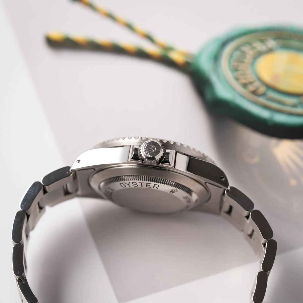 Produkftotografie zeigt die seitliche Gehäuseflanke mit Blick auf die Aufzugskrone der Rolex Sea-Dweller 4000 der Referenz 16600 mit schwarzem Blatt und schwarzer Aluminium-Lünette